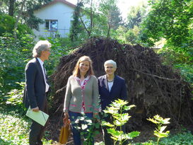 Besuch auf einem "Kinderspielplatz": Dr. Matthias Kollatz-Ahnen, Isabel Miels und Dr. Ute Finckh-Krämer