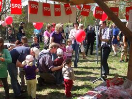 BesucherInnen, die ihr Glück am SPD-Glücksrad erproben wollen.