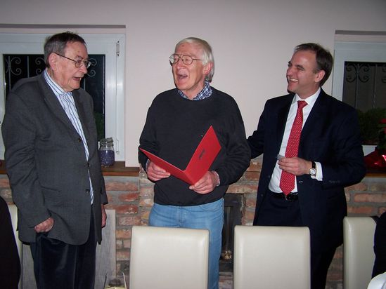 Jubilar Gerhard Niebergall im lockeren Gespräch mit Klaus Schütz und Holger Fabig