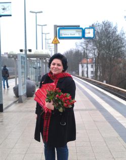 Carolyn Macmillan verteilt Rosen zum Frauentag